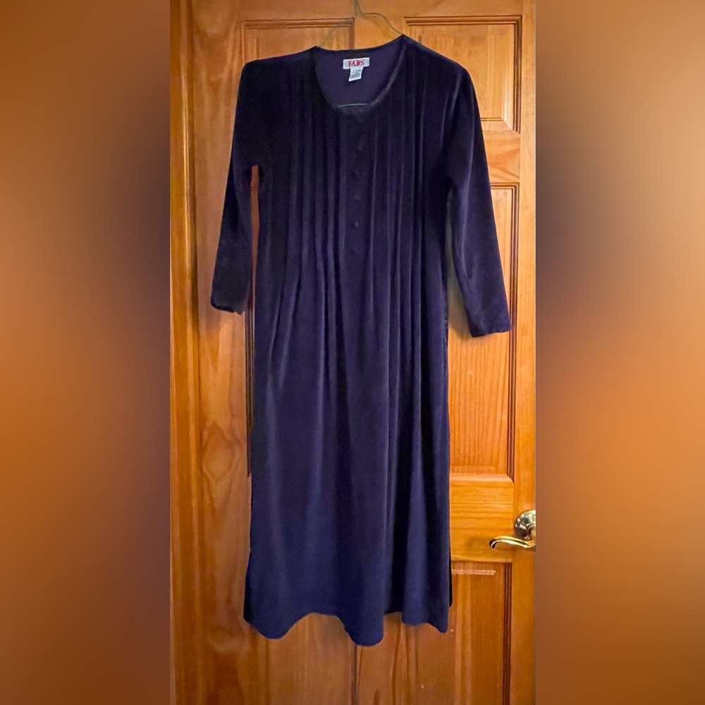 Women’s petit vintage blue velvety dress